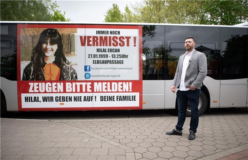 25.05.2021, Hamburg: Abbas Ercan, Bruder der vermissten Hilal Ercan, steht neben einem Bus, der mit einem großflächigen Zeugenaufruf plakatiert ist. Hilal Ercan, damals zehn Jahre alt, war im Januar 1999 spurlos verschwunden. Mit dem Zeugen