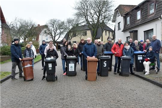 26 Anwohner vom Friedhofsweg wollen, dass ihre Mülltonnen auch in Zukunft von der Grundstücksgrenze abgeholt werden. Foto: Felsch
