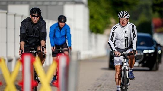 26 Kilometer in einer Stunde und 45 Minuten haben Schneider und Klingbeil am Morgen geschafft - auf den Rädern durchs Gelände.