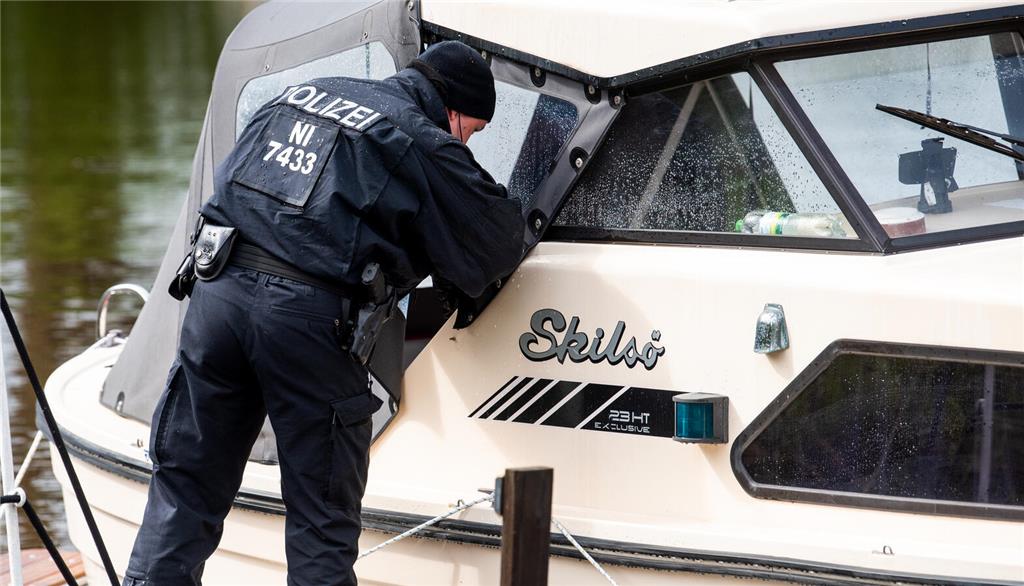 26.04.2024, Niedersachsen, Gräpel: Ein Polizist schaut auf der Suche nach einem ...