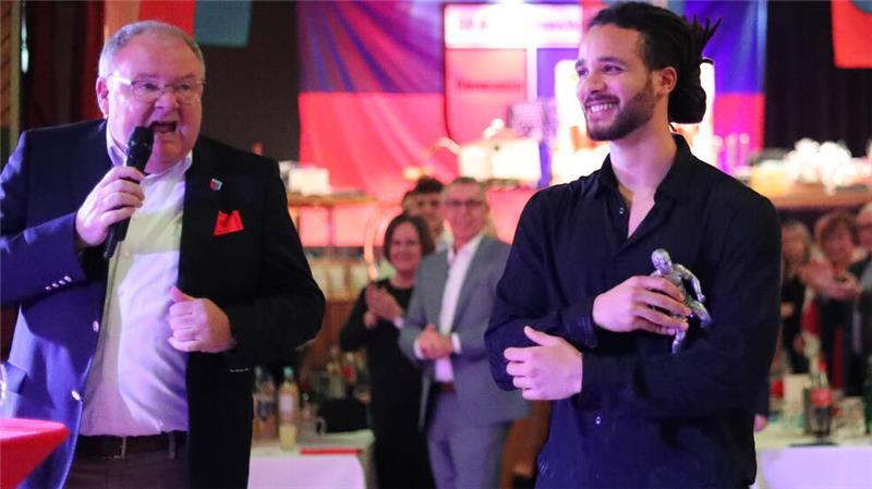26,5 Prozent der Fans haben für ihn als Fußballer des Jahres 2024 abgestimmt: Liam Giwah (rechts) neben D/A-Boss Rigo Gooßen.