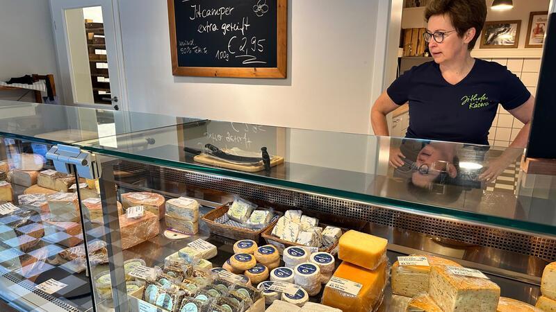 Tradition und Handwerk: So entsteht Käse in der Bargstedter Hofkäserei 27 Sorten Käse werden in der Jithofer Hofkäserei hergestellt. Sie sind auf Märkten und in großen Discountern erhältlich, können aber auch bei Annette Alpers-Tipke im Hofladen gekauft werden.