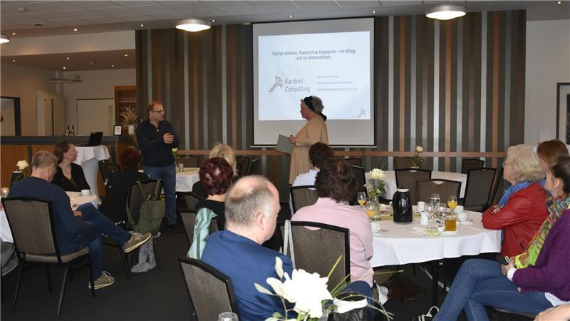 „Wo kommst du her?“ Wie man Rassismus und Ausgrenzung im Alltag begegnet 27 Zuhörer beim Unternehmerfrühstück zum Thema Rassismus.