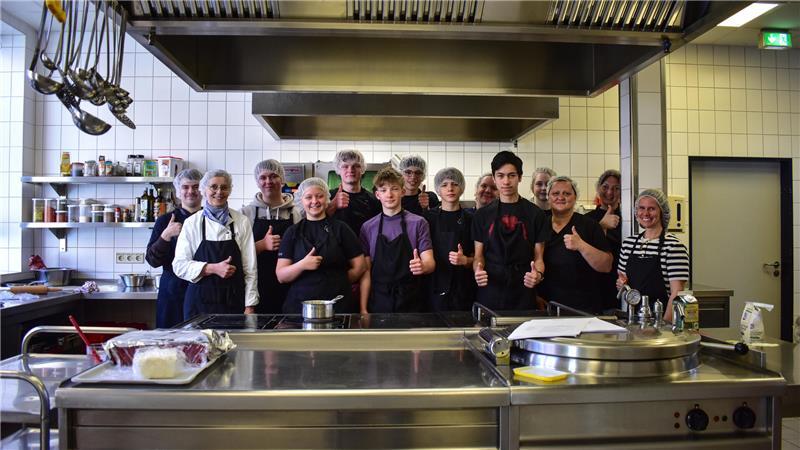 Fluffys, Fleisch und Salat: So essen Schüler in Stade und Fredenbeck 28 Hände packen am Dienstag mit an, um das Essen für knapp 100 Schüler und 40 Senioren vorzubereiten.