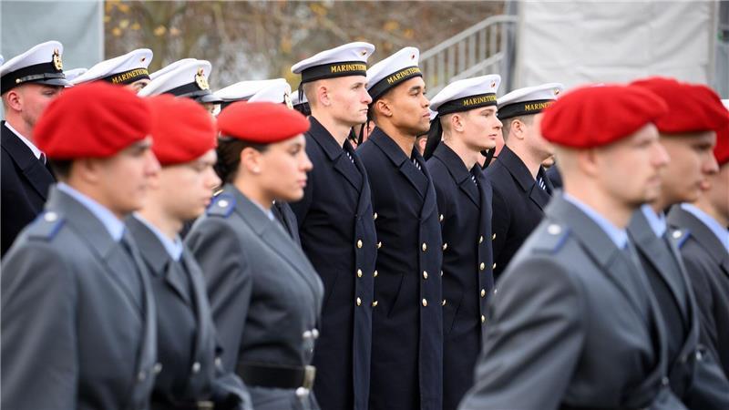 280 Rekrutinnen und Rekruten gelobten, „der Bundesrepublik Deutschland treu zu dienen und das Recht und die Freiheit des deutschen Volkes tapfer zu verteidigen“.