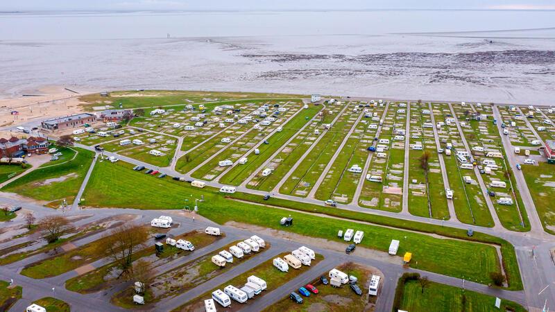 28.03.2024, Niedersachsen, Schillig: Die ersten Urlauber kommen auf dem Campingplatz an. Kurz vor den Osterfeiertagen haben die ersten Dauercamper an der niedersächsischen Nordseeküste ihre Zelte aufgeschlagen und ihre Wohnwagen auf Stellplätzen in Position gebracht. Bei Dauerregen und sieben Grad warteten die ersten rund 120 Camper am frühen Donnerstagmorgen an der Schranke des Campingplatzes im friesischen Schillig auf den Start der Campingsaison. Foto: Sina Schuldt/dpa +++ dpa-Bildfunk +++