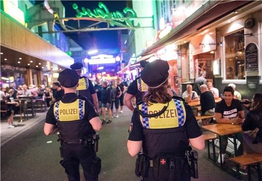 28.06.2020, Hamburg: Polizisten der Davidwache gehen auf der Reeperbahn durch die Große Freiheit. Gewalt, Drogen, Diebstähle: Wenn die Party auf St. Pauli steigt, nehmen auch die Verbrechen zu. Alltag für die Polizisten der Davidwache. (zu 