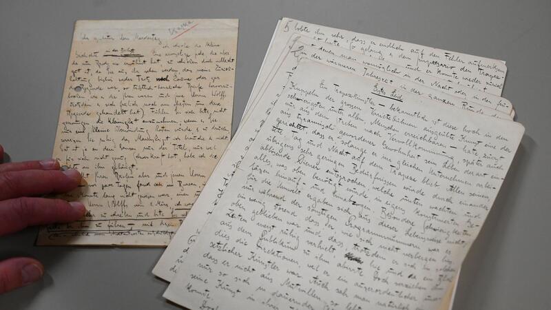 Manuskript und Brief von Kafka in Hamburg für 286.000 Euro versteigert 286.000 Euro erzielte die Versteigerung eines Kafka-Manuskripts und eines Briefs des Schriftstellers.