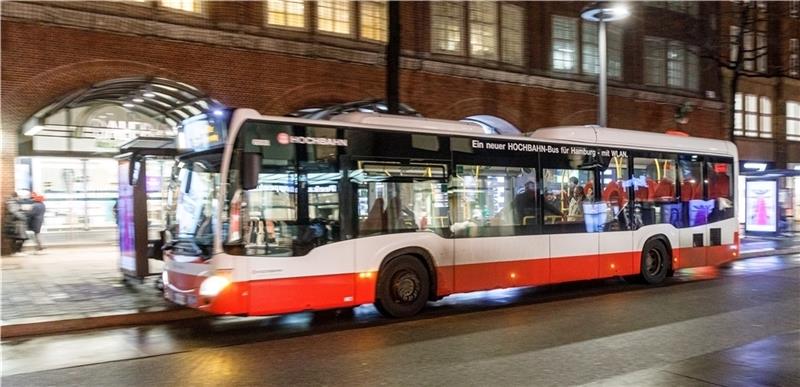 29.01.2020, Hamburg: Ein Bus der Hochbahn fährt durch die Mönckebergstrasse. Im ersten Quartal 2020 will die Hochbahn ihre letzten Dieselbusse in Betrieb nehmen, ab 2030 will sie nur noch emissionsfrei fahren. Foto: Markus Scholz/dpa +++ dp
