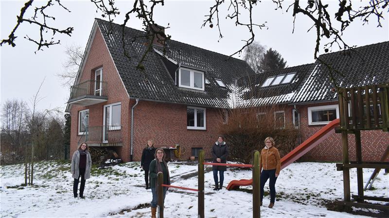 Hiobsbotschaft für Eltern: Aus für Kita in Estebrügge nach 35 Jahren 30. Geburtstag der Kita in der Corona-Pandemie-Zeit: Pastorin Agnethe Krarup, Ute Behnke und Inke Wunder vom Kirchenvorstand der St.-Martini-Gemeinde in Estebrügge sowie Elisabeth Salzburg-Reymann (von links) nehmen 2021 die Leiterin des kirchlichen Kindergartens „Die Regenbogenkinder“, Andrea Segeler-Hinsch (vorne), in ihre Mitte.