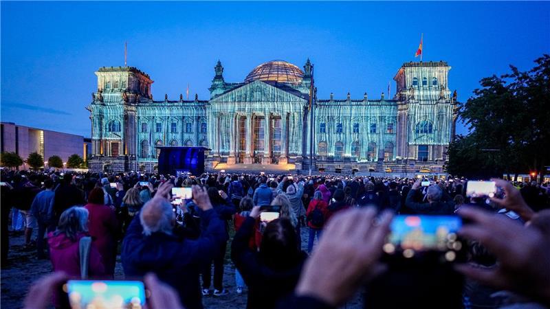 30 Jahre nach seiner Verhüllung wird das Reichstagsgebäude in Berlin nach dem damaligen Vorbild angestrahlt. 