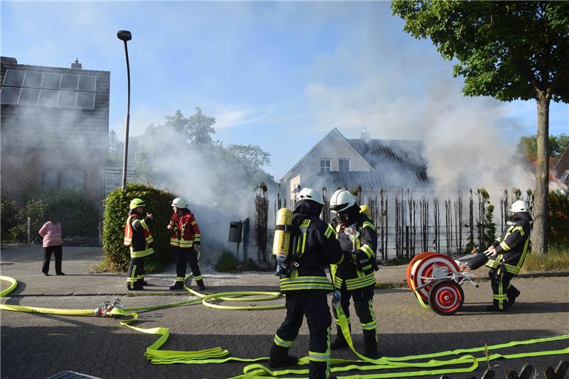 30 Meter Hecke waren in Brand geraten.