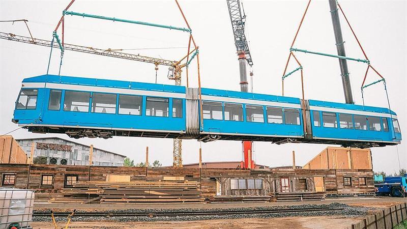30 Meter Länge, 40 Tonnen schwer: Eine Straßenbahn, wie sie hier bei Karls in Rövershagen installiert wird, kommt im kommenden Jahr auch nach Loxstedt.