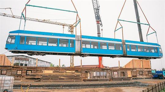 30 Meter Länge, 40 Tonnen schwer: Eine Straßenbahn, wie sie hier bei Karls in Rövershagen installiert wird, kommt im kommenden Jahr auch nach Loxstedt.