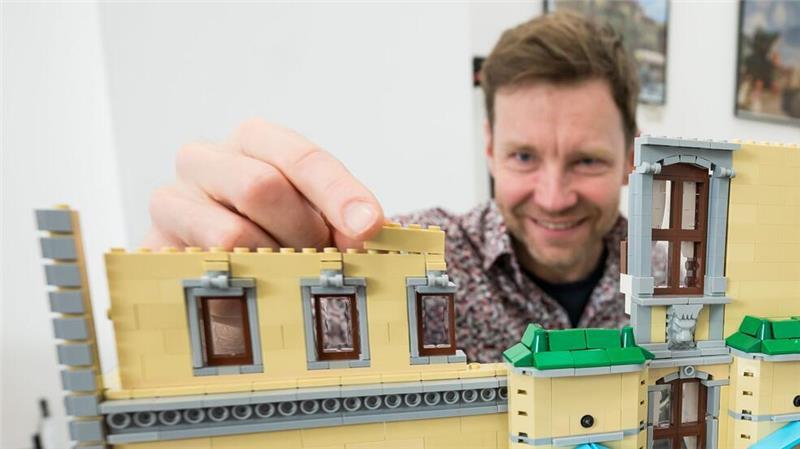 Lüneburger Rathaus in Lego – Künstler baut Heimatstadt 30 Modelle historischer Gebäude sind fertig, Dutzende bereits entworfen.