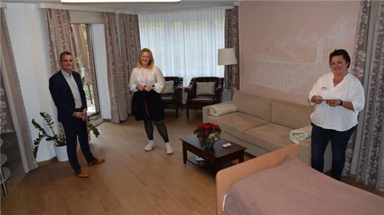 30 Quadratmeter groß ist dieser Palliativpflegeplatz im Pflegeheim der Dorea-Gruppe in Buxtehude. Der regionale Geschäftsführer Thomas Fischer, Pflegedienstleiterin Alina Behring (Mitte) und Einrichtungsleiterin Magdalena Schmilinski gewähren einen Blick in die kleine Wohnung.