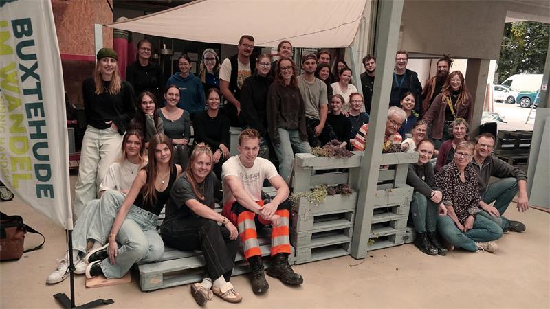 30 Studierende der Hochschule 21 haben am Wochenende in ihrer Freizeit Sitzinseln aus Europaletten gebaut. Drei öffentliche Sitzmöbel wurden anschließend an der Bahnhofstraße in Buxtehude aufgebaut.