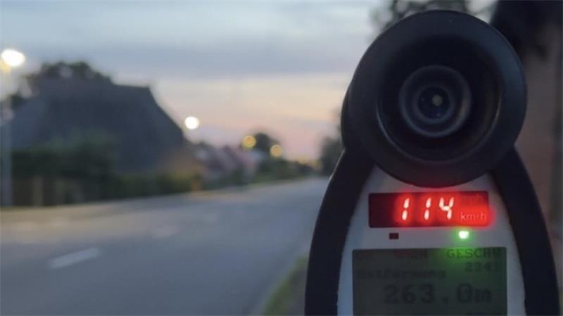 30 rasende Sattelschlepper-Fahrer gingen der Polizei in Harburg ins Netz. (Symbolbild)