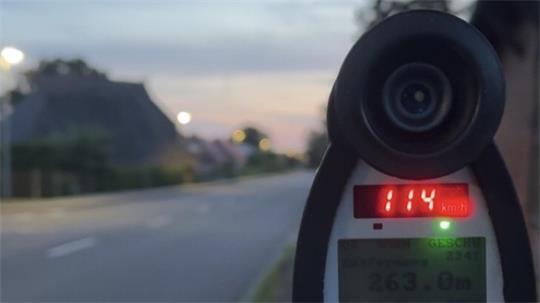 30 rasende Sattelschlepper-Fahrer gingen der Polizei in Harburg ins Netz. (Symbolbild)