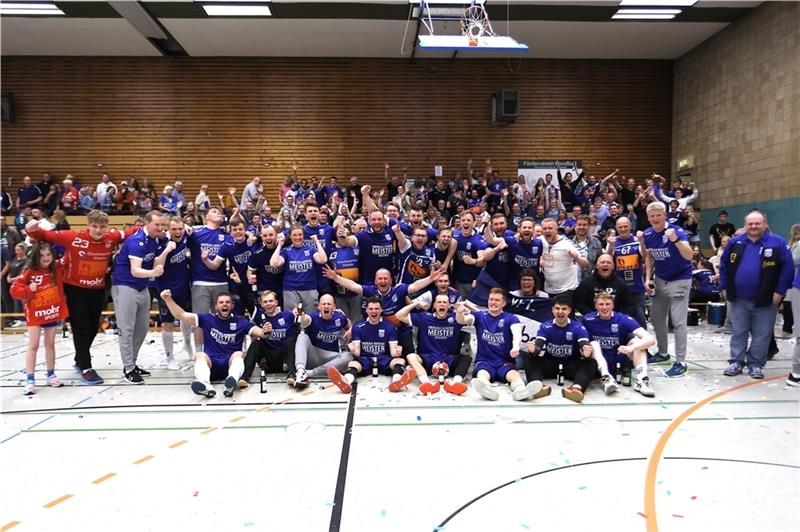 300 Fans haben am Sonnabend gemeinsam mit den Spielern und dem Trainerstab den Aufstieg gefeiert. Fotos: Jörg Struwe