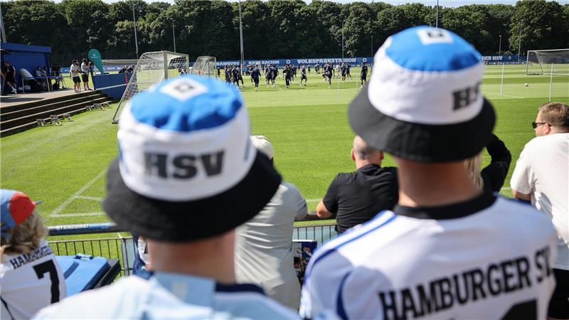 HSV-Frühstart in der Hitze: Zurückgekehrt, um zu bleiben 300 Fans wollten das erste Training des HSV als Bundesligist nach sieben Jahren erleben.