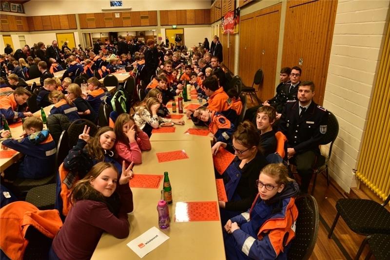 300 Jugendliche und ihre Betreuer waren am Sonnabendnachmittag  in die Eulsete-Halle gekommen. Fotos: Beneke