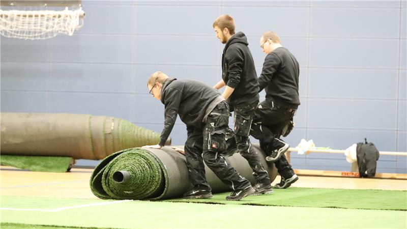 300 Kilogramm wiegt eine Rolle Kunstrasen.