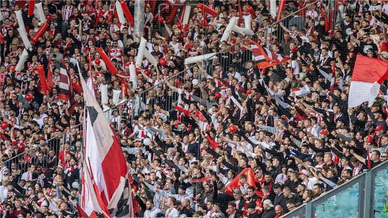 Düsseldorf verliert in Magdeburg - am Ende nur Sechster 3.000 Fans aus Düsseldorf sind mit nach Magdeburg gereist, um die Fortunen zu unterstützen.