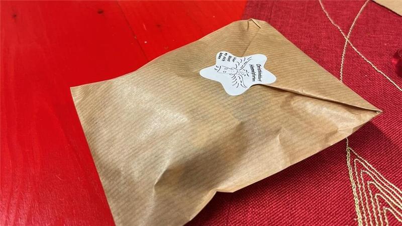 3000 Tütchen als süße Erinnerung für die Kinder werden die Helfer bis zum Ende des Marktes gepackt haben. 1600 sind schon fertig.