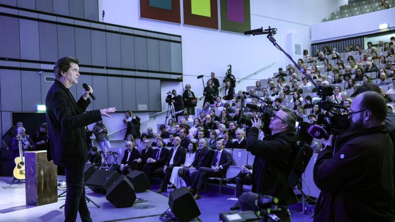Professor Campino spricht über die Ursprünge des Punk 30.000 Menschen hatten sich um einen Platz in Campinos Vorlesung beworben.