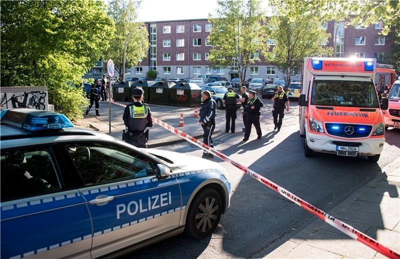 30.05.2020, Hamburg: Einsatzkräfte von Polizei und Rettungsdienst stehen im Stadtteil Bergedorf an einem Tatort. Bei einer Auseinandersetzung ist am Abend eine Personen davon eine durch einen Schuss verletzt worden. Die Täter konnten zunäch
