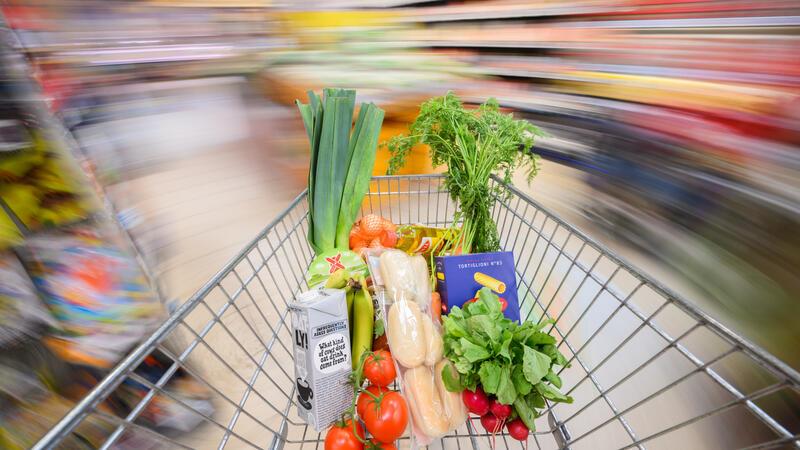 Warum der beliebteste Fruchtsaft der Deutschen im Supermarkt bald richtig teuer wird 30.08.2023, Niedersachsen, Hannover: ILLUSTRATION - Ein mit Lebensmittel gefüllter Einkaufswagen wird durch einen Supermarkt geschoben (gestellte Szene, Aufnahme mit langer Verschlusszeit). Das Statistische Bundesamt gibt am 30. August die Inflationsrate für August 2023 bekannt. Foto: Julian Stratenschulte/dpa +++ dpa-Bildfunk +++