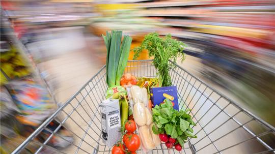 30.08.2023, Niedersachsen, Hannover: ILLUSTRATION - Ein mit Lebensmittel gefüllter Einkaufswagen wird durch einen Supermarkt geschoben (gestellte Szene, Aufnahme mit langer Verschlusszeit). Das Statistische Bundesamt gibt am 30. August die Inflationsrate für August 2023 bekannt. Foto: Julian Stratenschulte/dpa +++ dpa-Bildfunk +++