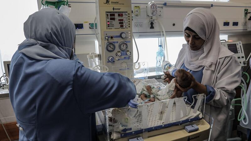 Konkrete Hoffnung auf Freilassung Dutzender Geiseln in Gaza 31 frühgeborene Babys sind nach WHO-Angaben auf die Intensivstation der Entbindungsklinik des emiratischen Al-Hilal-Krankenhauses in der südlichen Stadt Rafah gebracht worden.