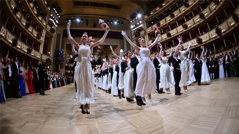 Opernball glitzert ohne Lugner mit Sternchen statt Stars 320 Debütantinnen und Debütanten eröffnen den Ball.