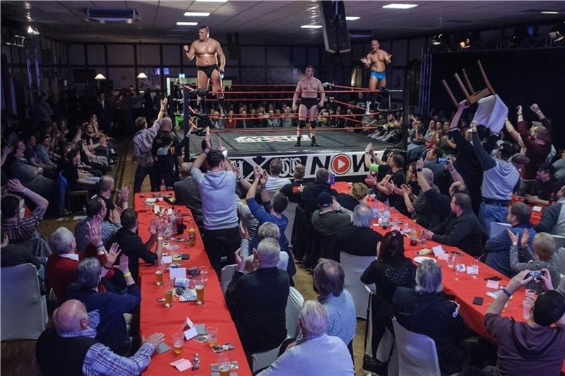 330 Fans in der Festhalle feierten ihre Wrestlingsstars im Ring. Foto: Jan Iso Jürgens