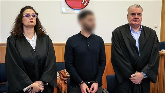 34-jährige Angeklagte steht zu Prozessbeginn zwischen seinen Anwälten Dinah Busse und Dirk Meinicke im Schwurgerichtssaal.