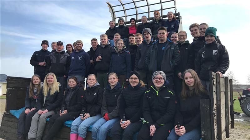 35 Jungs und Mädels sammelten am Wochenende Gartenschnitt fürs Osterfeuer.