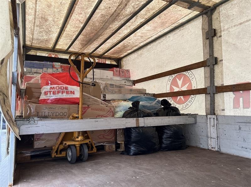 3,5 Tonnen Hilfsgüter, verstaut auf sechs Europaletten, befinden sich auf dem Lastwagen der Stader Johanniter. Foto: Landkreis Stade/Beneke