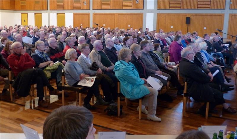 350 Bürger und Bürgerinnen hören, wie und wo in Himmelpforten das neue Einkaufszentrum entstehen soll.