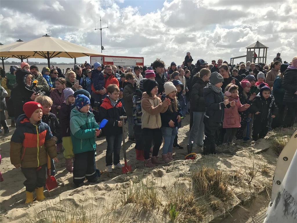 350 Kinder sind nach Auskunft der Veranstalter zur Ostereiersuche an den Krautsa...