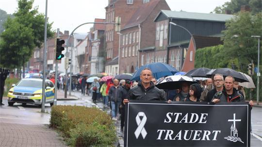 350 Menschen kamen zum Trauermarsch im Gedenken an die sechs Opfer der Gewalttat vom 29. Juni.