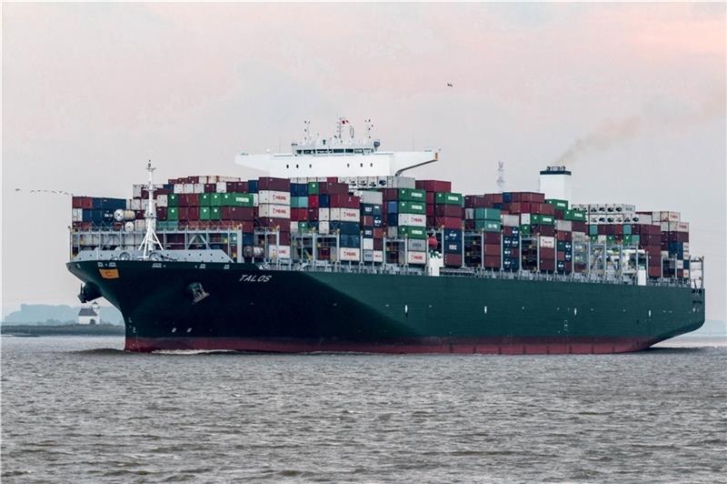 369 Meter lang und 51 Meter breit – das Containerschiff „Talos“ fährt regelmäßig von Europa nach Asien. Foto: Löffler