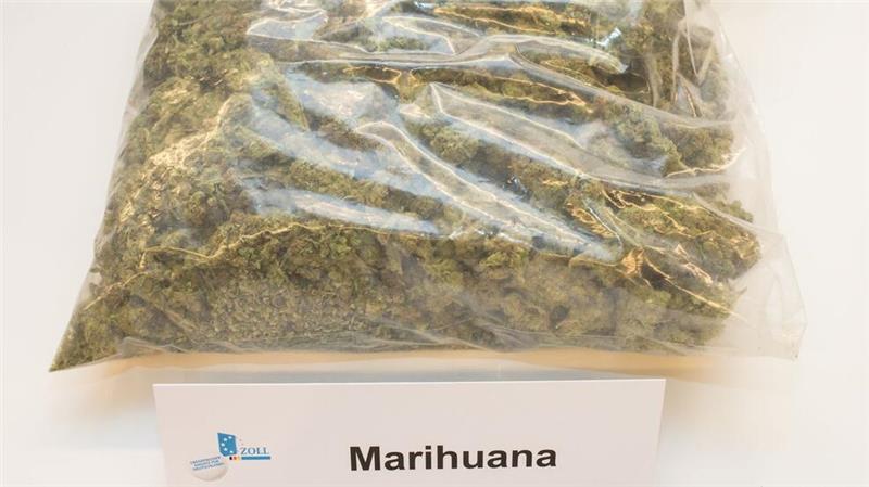 Cannabis statt Klavier – Tarnung in Hamburg fliegt auf 373 Pakete Marihuana entdeckte der Zoll im vergangenen Jahr in Bremen in einer Kiste, mit der angeblich ein Klavier nach Hamburg geliefert werden sollte.
