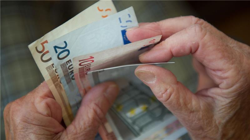 Rente steigt um 3,74 Prozent 3,74 Prozent mehr Rente erhalten die Rentnerinnen und Rentner ab 1. Juli. (Symbolbild)