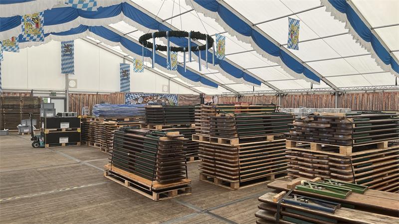 Tonnen an Material: So viel Arbeit steckt im Oktoberfest Revenahe 388 Bänke und 194 Tische warten darauf, im Festzelt aufgebaut zu werden.