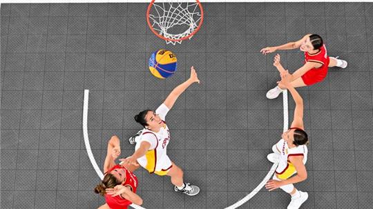 Deutschlands Marie Reichert (l) und Elisa Mevius (oben rechts) versuchen gegen Spaniens Vega Gimeno (2.vl) an den Ball zu kommen.
