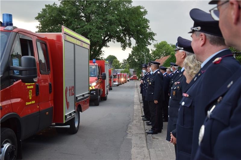 40 Feuerwehrleute stehen Spalier, 25 Einsatzfahrzeuge bilden einen Konvoi : Mit einem großen Aufgebot beginnt die Verabschiedung. Fotos: Kachmann