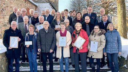 40 Oldendorferinnen und Oldendorfer standen im Rampenlicht der Gemeinde. Sie engagieren sich ehrenamtlich für die Gemeinschaft und erhielten dafür von Bürgermeister Johann Schlichtmann stellvertretend für die gesamte Gemeinde eine Auszeichnung und ein Dankeschön.
