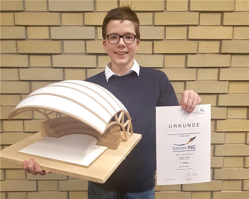Erster Platz: Stader Schüler ist junges Ingenieurtalent 40 Stunden Arbeitszeit stecken in Jaspers Modell, das sich einer rigorosen Prüfung durch die Fachjury unterziehen musste.